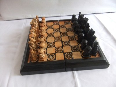 Vintage chinesisches faltbares Onyx Schachspiel handgeschnitzt und bemalt Reisegröße