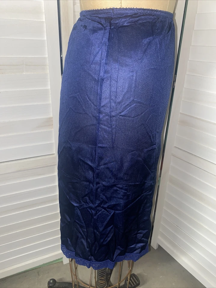 De colección Años 70 80 Warner’s Azul Marino Nylon/Encaje Medio Deslizamiento Talla Pequeña Hecho en EE. UU. Foto 4 de 4