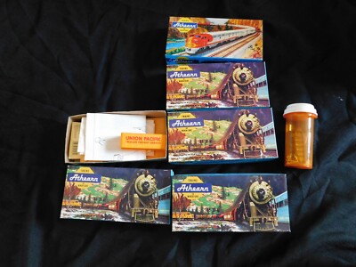 Athearn Trains in Miniature Lot of 6 with Extras  Model Trains