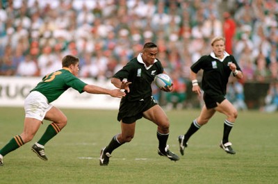 Jonah Lomu of New Zealand tries to evade Japie Mulder of South Afr- Old Photo