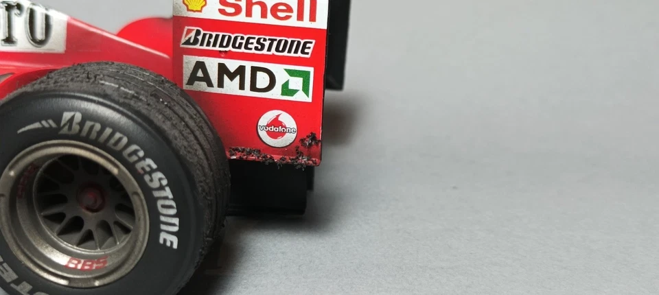 Hot Wheels - Ferrari F2004 - Michael Schumacher - Tabakwerbung & Dirt Look 1/18 - Bild 2 von 4