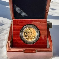 Uncirculated 2011 Elizabeth II FULL Sovereign Coin in Wooden Royal Mint Box.