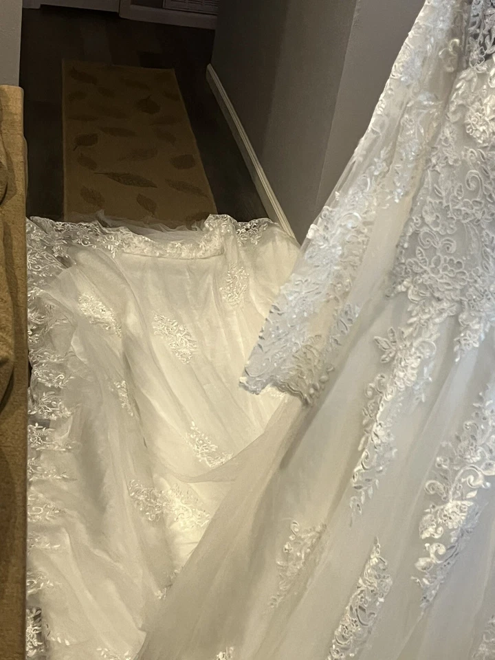 Wedding Dress Ivory / White Please see all the photos for a proper fit $1.200 — 第 2/4 张图片