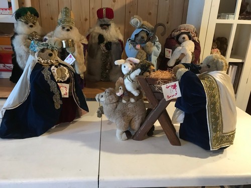 Apple Whimsey - Nativity Set - Two Shepherds - Picture 2 of 2