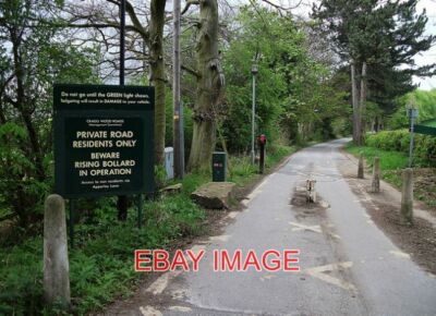 FOTO WOODLANDS DRIVE RAWDON EINE PRIVATSTRASSE GESCHÜTZT DURCH ELEKTRISCH BETRIEBEN