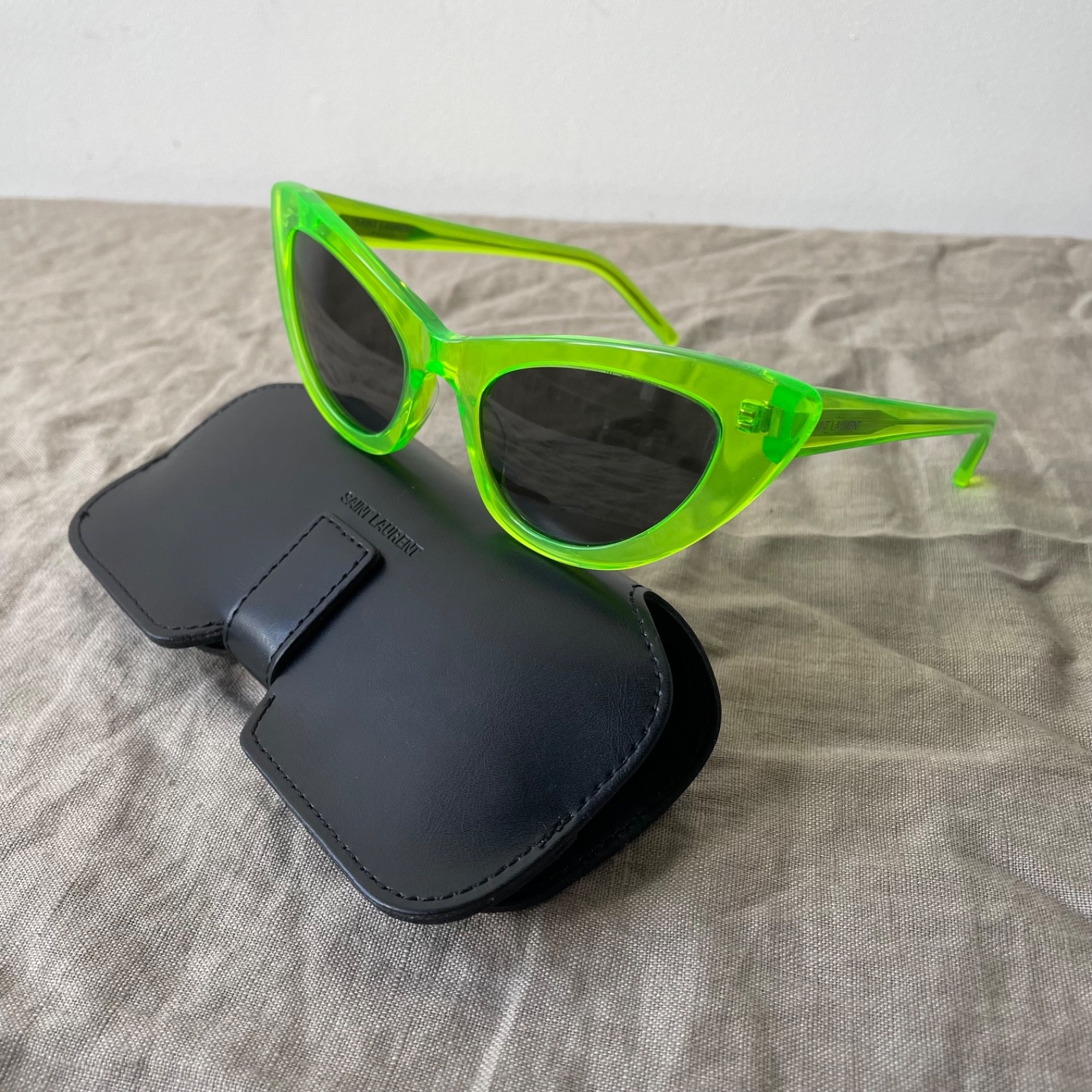 Occhiali da sole Saint Laurent Cat Eye SL 213 Lily verde fluo con custodia