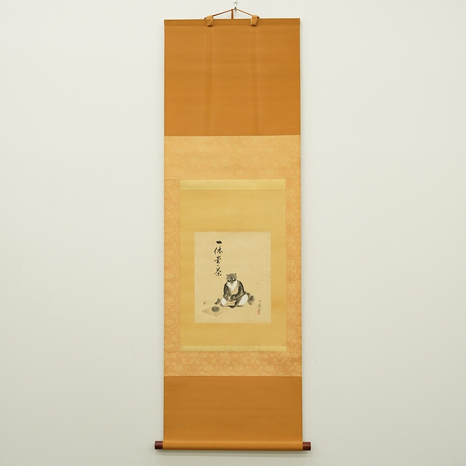 Pergamino colgante japonés Kakejiku vintage con pintura de té de perro mapache