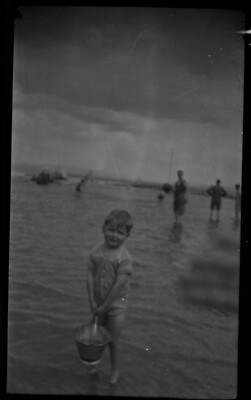 Kleiner Junge genießt das Meer Vintage 30er Jahre Negativ E5