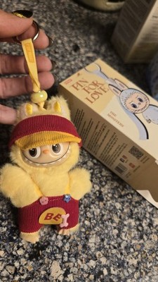 The Monsters Mini V4 yellow No Letter No Qr Code Outfit & Plush Key Chain Set