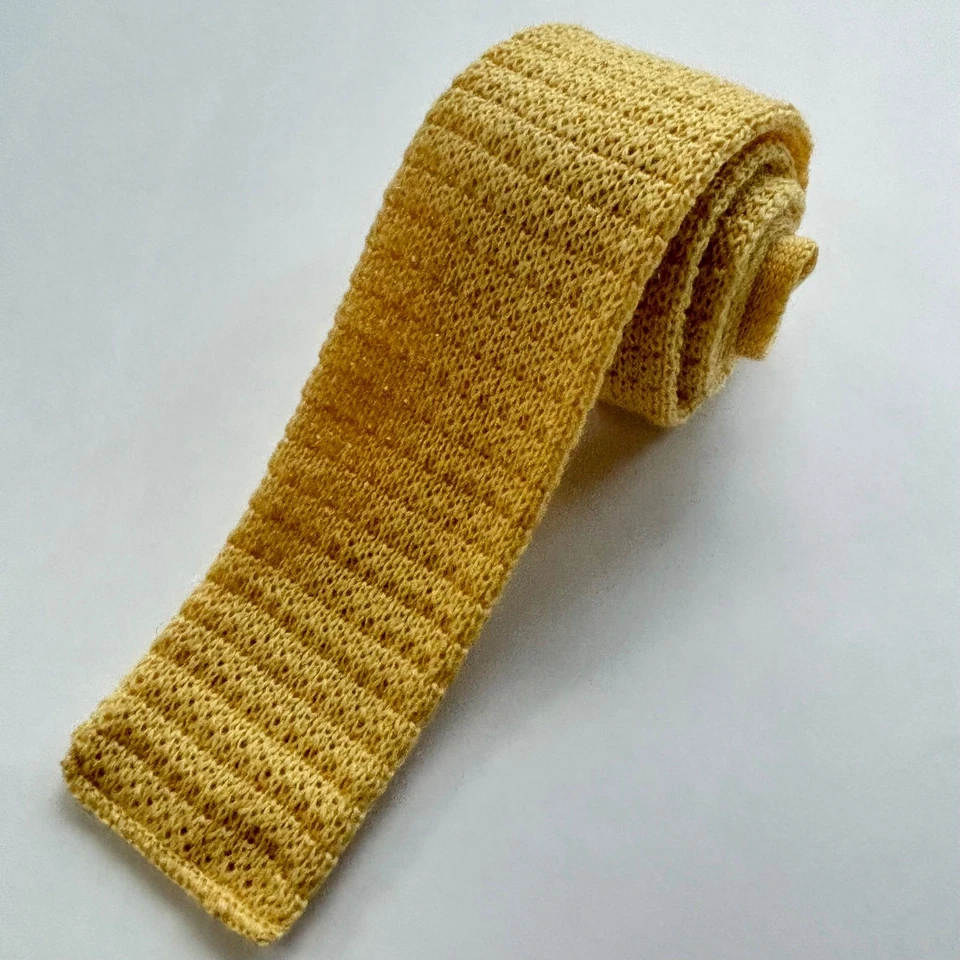 Corbata Barneys New York Punta Cuadrada Lana Mohair Volantes Tejida Corbata Amarillo Extremo Plano 2x50 Foto 4 de 4