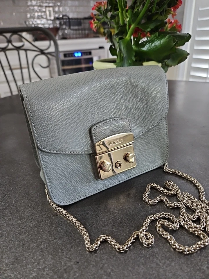 Bolso Bandolera FURLA Metropolis Mini Cadena Cuero Gris x Herrajes Dorados Foto 3 de 4