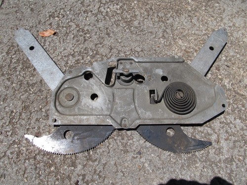NOS 1973-1991 Chevrolet GMC Suburban Blazer Tailgate Window Regulator - Picture 4 of 5
