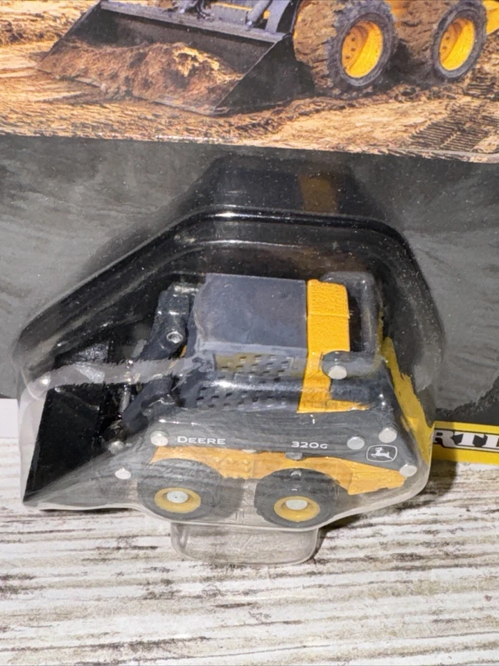 1/64 Scale  John Deere 320G Skid-steer Loader Skid Loader Die-Cast ERTL - Image 4 of 4