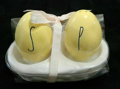 Rae Dunn Salz & Pfefferstreuer Set gelb Ostern Frühling mit Halter schneller Versand Neu mit Etikett