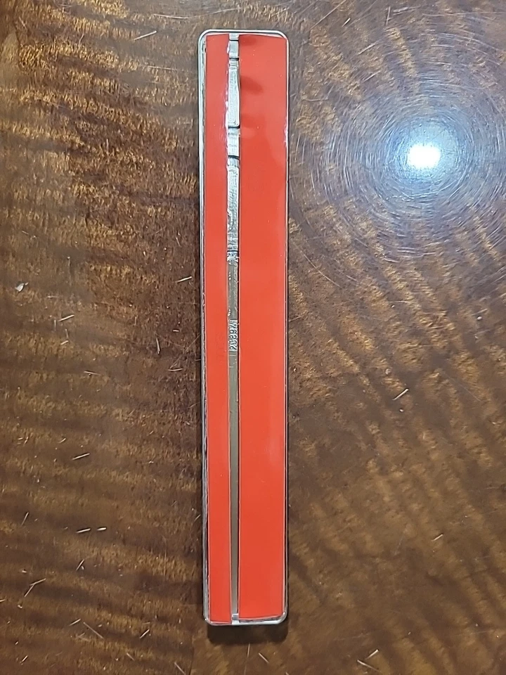 Emblema puerta trasera Range Rover Sport "HSE LUXURY". USADO OEM Foto 4 de 4