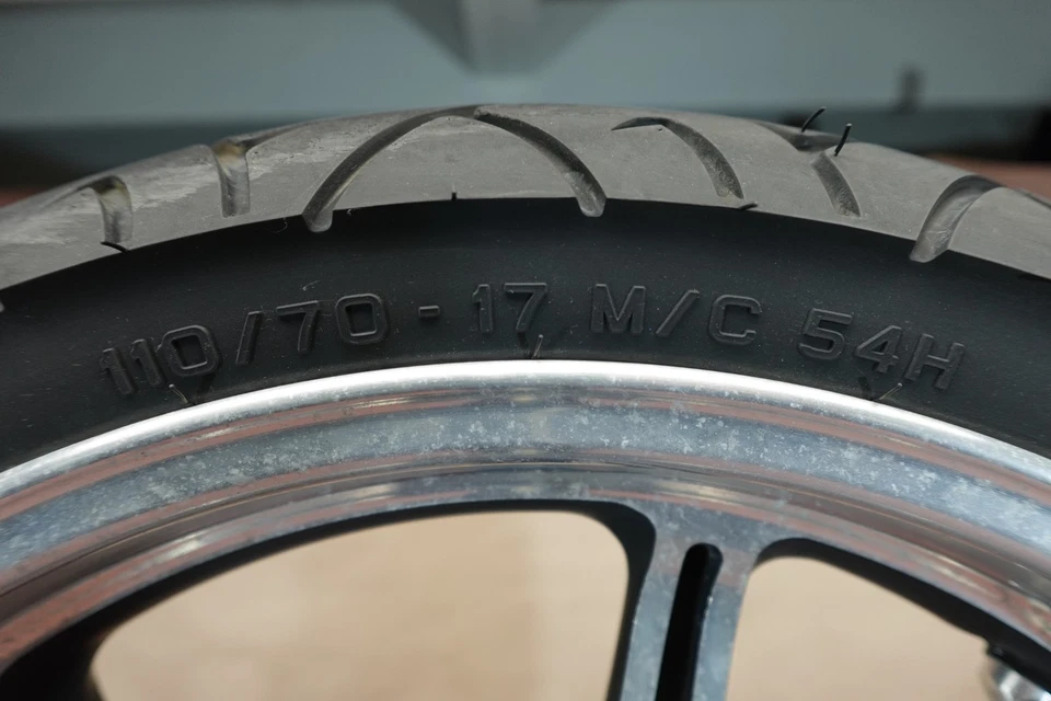 Llanta delantera Pirelli Triumph Bonneville T100 2009-2016 110/70-17 (doblada) Foto 4 de 4