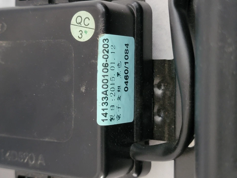 2010 Lincoln MKS OEM Rear Sunshade with Control Module - Image 3 of 4