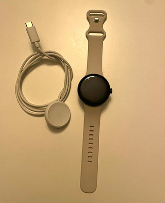 Google Pixel Watch 42 mm Schwarz Smartwatch Silikonarmband Grau USB-C Ladekabel
