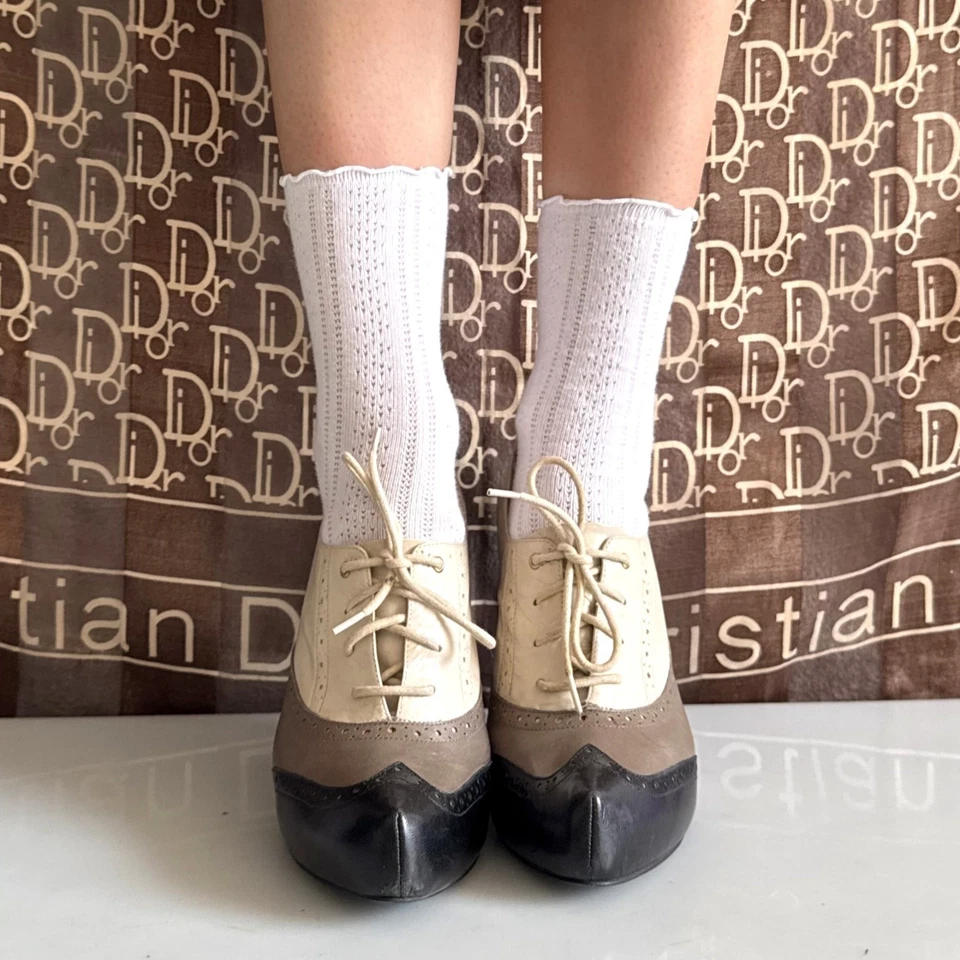 Tacones de aguja vintage Y2K Guess Pin-up Brogue con cordones en relieve en beige y negro Foto 2 de 4