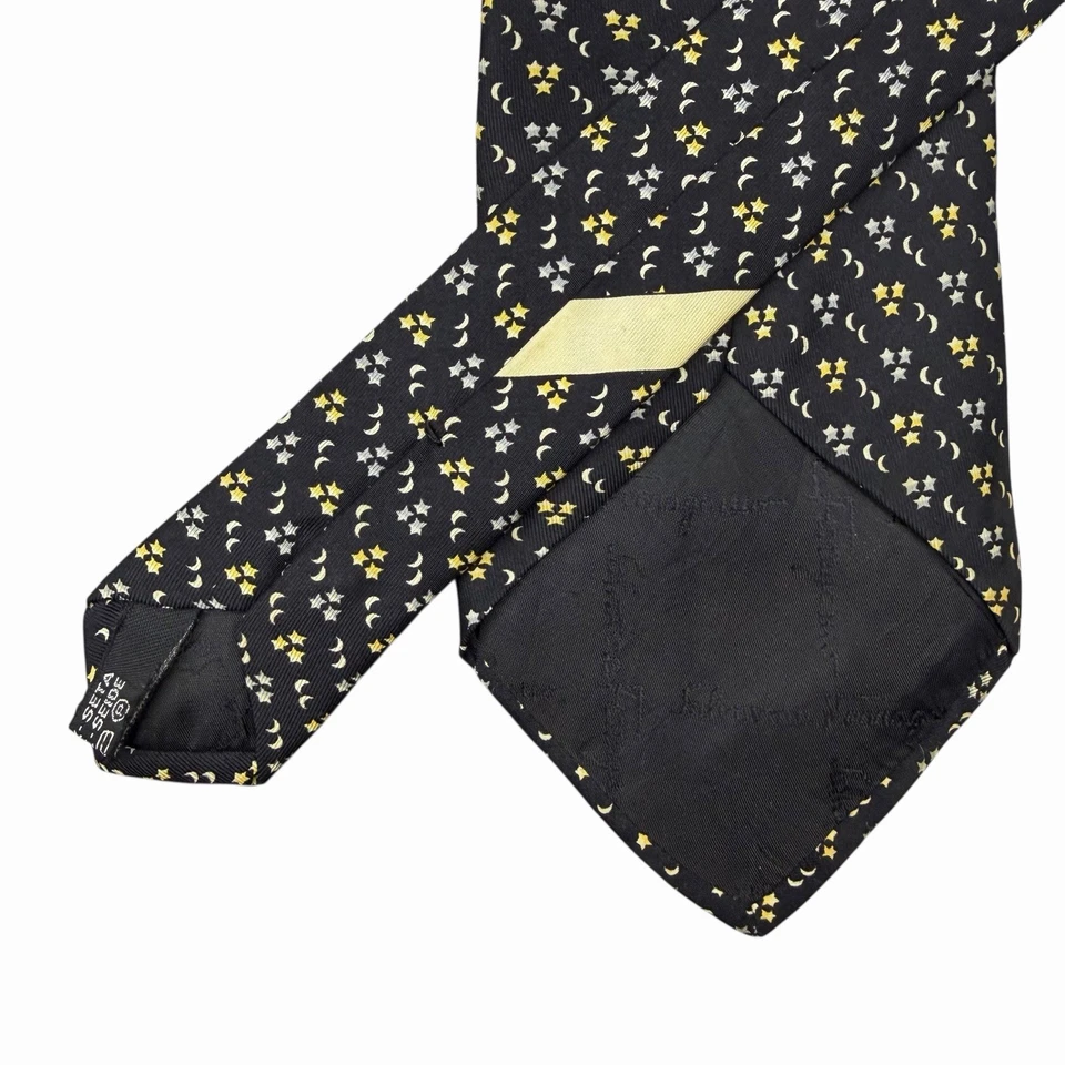 Salvatore Ferragamo Hombres Corbata Luna y Estrellas Negro Seda 3 7/8" (W) x 61.25" (L) Usada en Excelente Condición Foto 3 de 4