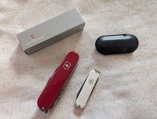 Victorinox Huntsman mit roten PLUS-Schalen + Classic in weiß, unbenutzt