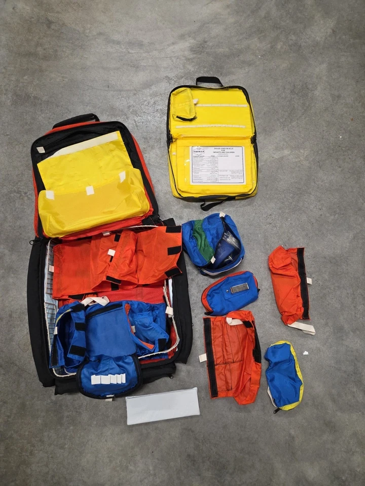 Vintage Thomas Transport Pack with Vintage Smaller Medical Bags - Image 4 of 4