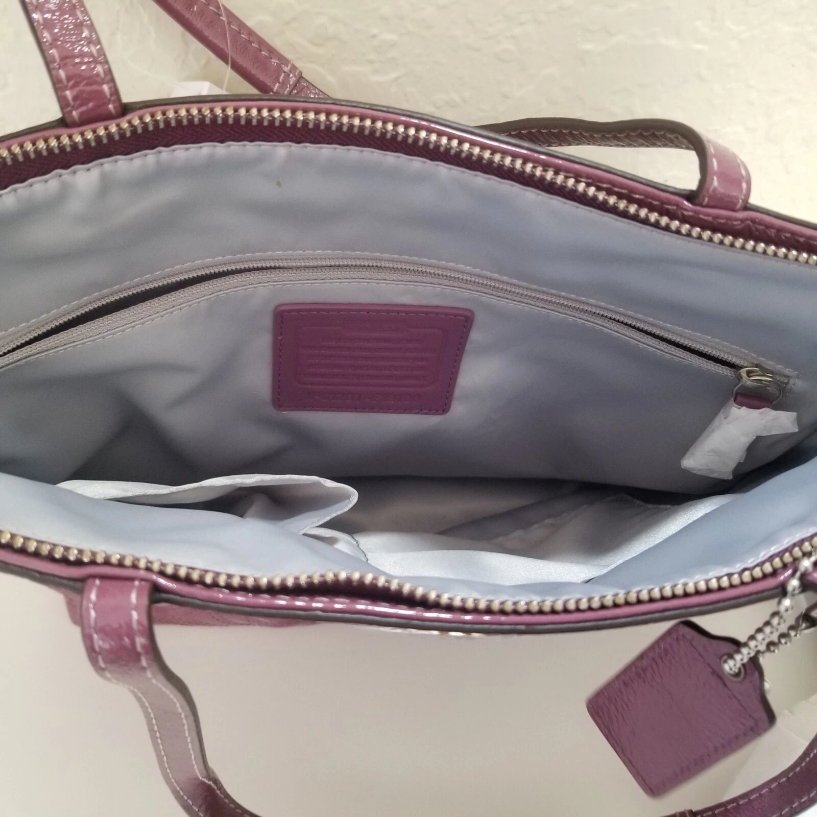 Borsa a tracolla Coach Signature in pelle verniciata rosa bacche goffrata magenta