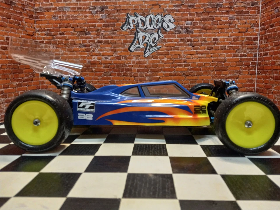 TEAM ASSOCIATED B74.1D 4WD ROLLER W/CUSTOM PAINTED BODY - Image 2 of 4