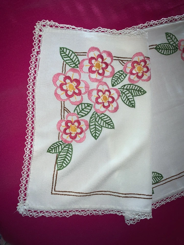 Napperon / chemin de table en coton brodé main longueur 148 cm x 40 cm - Photo 3/4