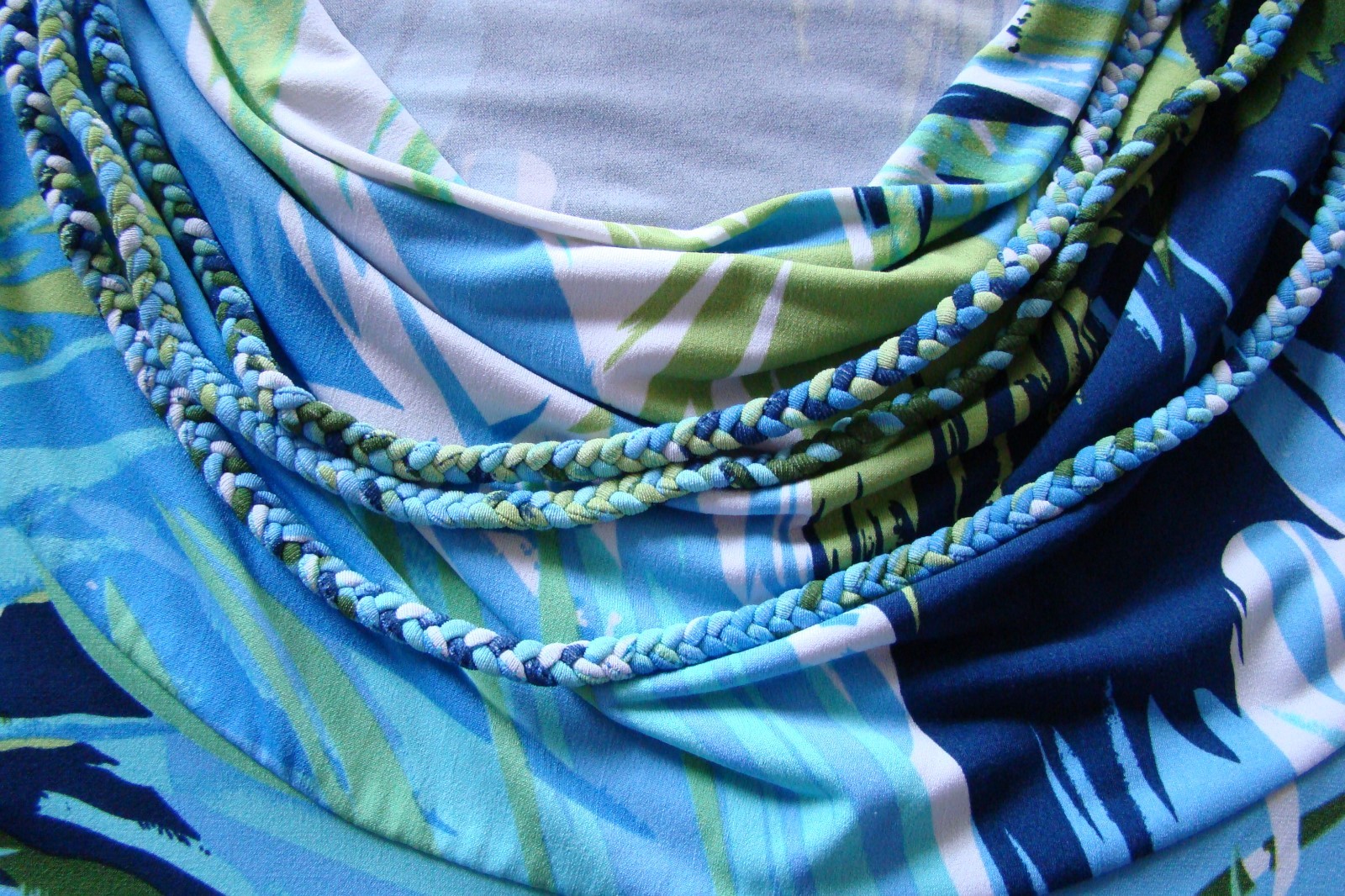 GORGEOUS ABSTRACT PATTERN DRAPE NECK STRETCHY KNI… - image 3