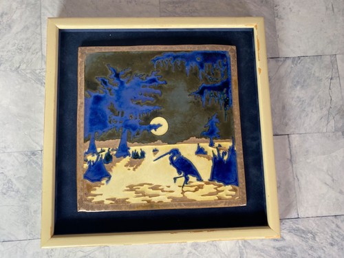 Garza de cerámica Fulper grulla pájaro en azul pantano enmarcado azulejo remache 1992 firmado
