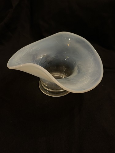 Vintage Fenton ? Klar mit weißem opalisierendem Rand mit geätztem Blattmuster 6" Schüssel