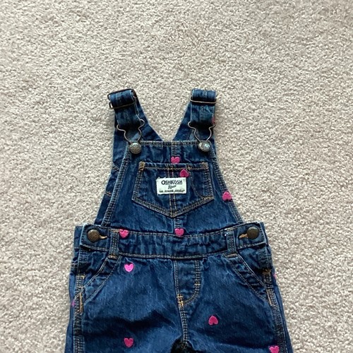 OSHKOSH MÄDCHEN 6 MONATE LATZHOSE, DENIM MIT ROSA HERZEN, VESTBAK, 5 TASCHEN - Bild 2 von 4