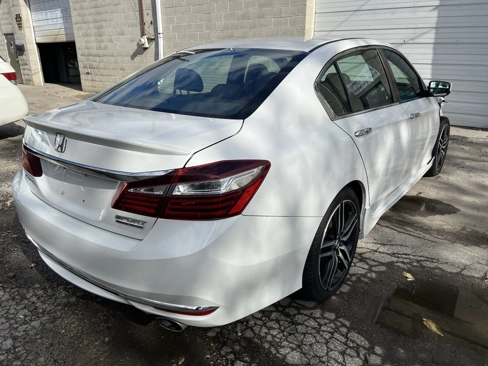 2016-2017 Honda Accord 4D Sport SE TAMPA DE PARA-CHOQUE TRASEIRO COMPLETA FABRICANTE DE EQUIPAMENTO ORIGINAL - Imagem 3 de 3