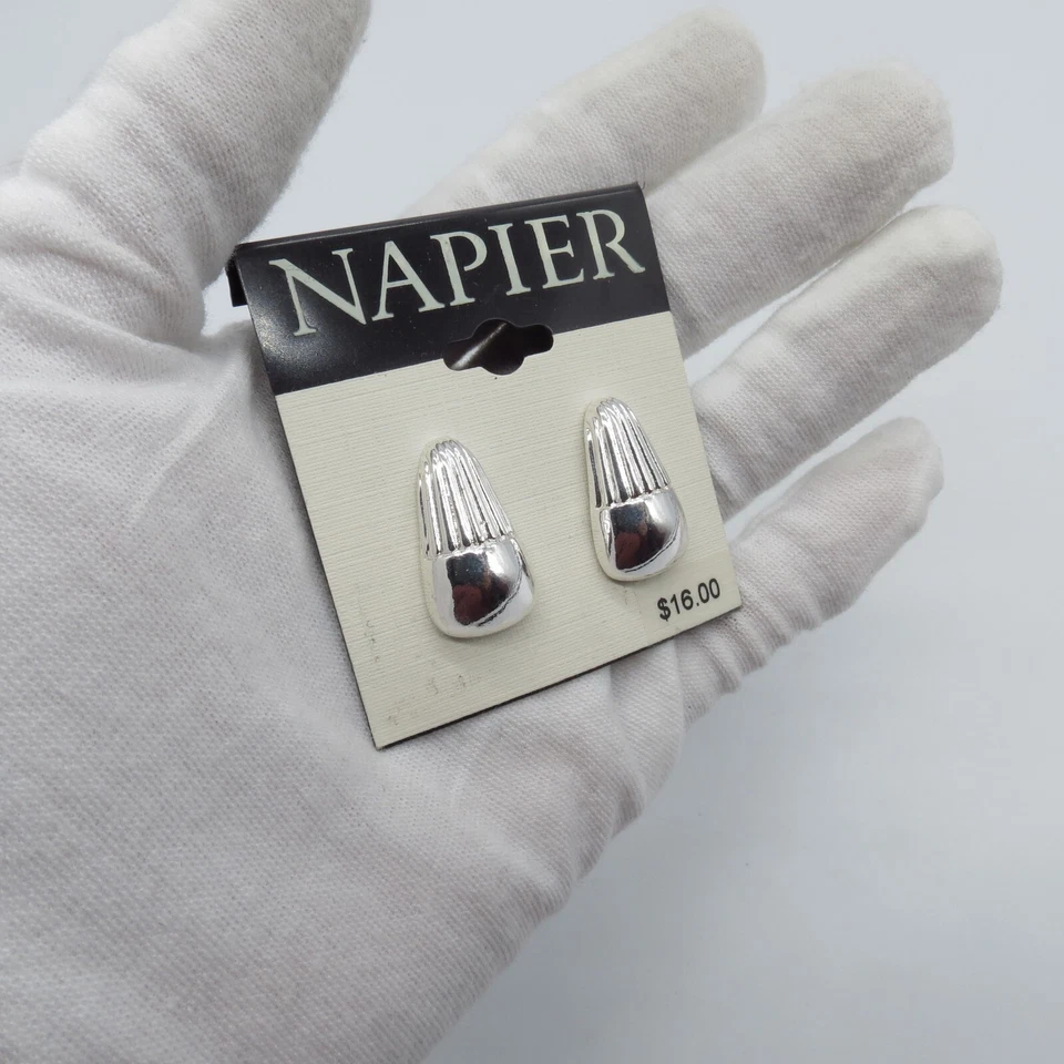 Pendientes colgantes perforados tono plata Napier de colección diseño simple Foto 4 de 4