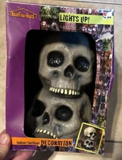 1999 Paper Magic Halloween 2 Lighted Blinking Skull Heads in Box Works NO stakes