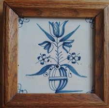 Ancien carreau en Delft, décor de tulipe et de fleurs dans un vase. XVIIIe.