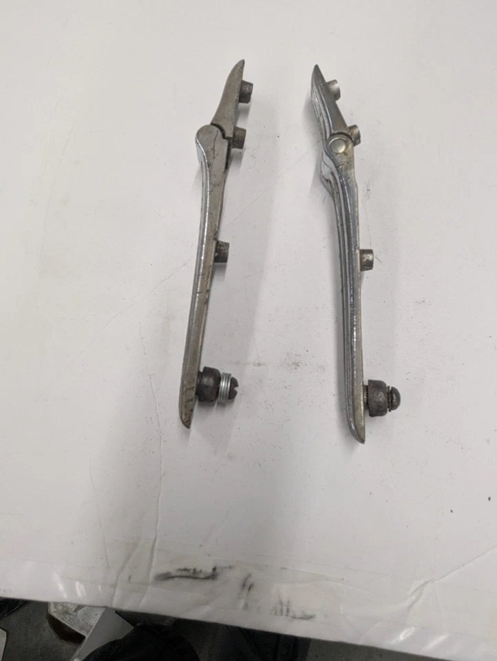 Par de 2 bisagras de maletero de cable que se cree que son 810 812. Usadas Foto 4 de 4