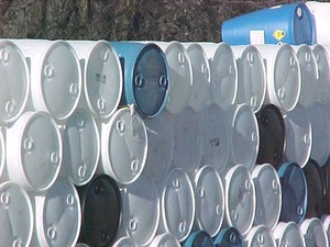 Quantity-of-100-blue-amp-white-55-gallon-plastic-drums-drum-barrel-barrels-pick-up