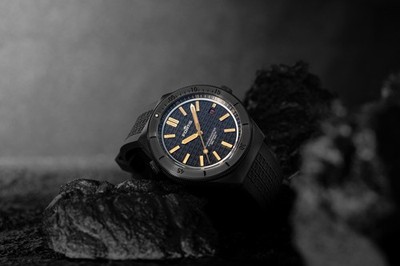 Marinemaster M-44 DLC Black Resin auf Horizon Strap