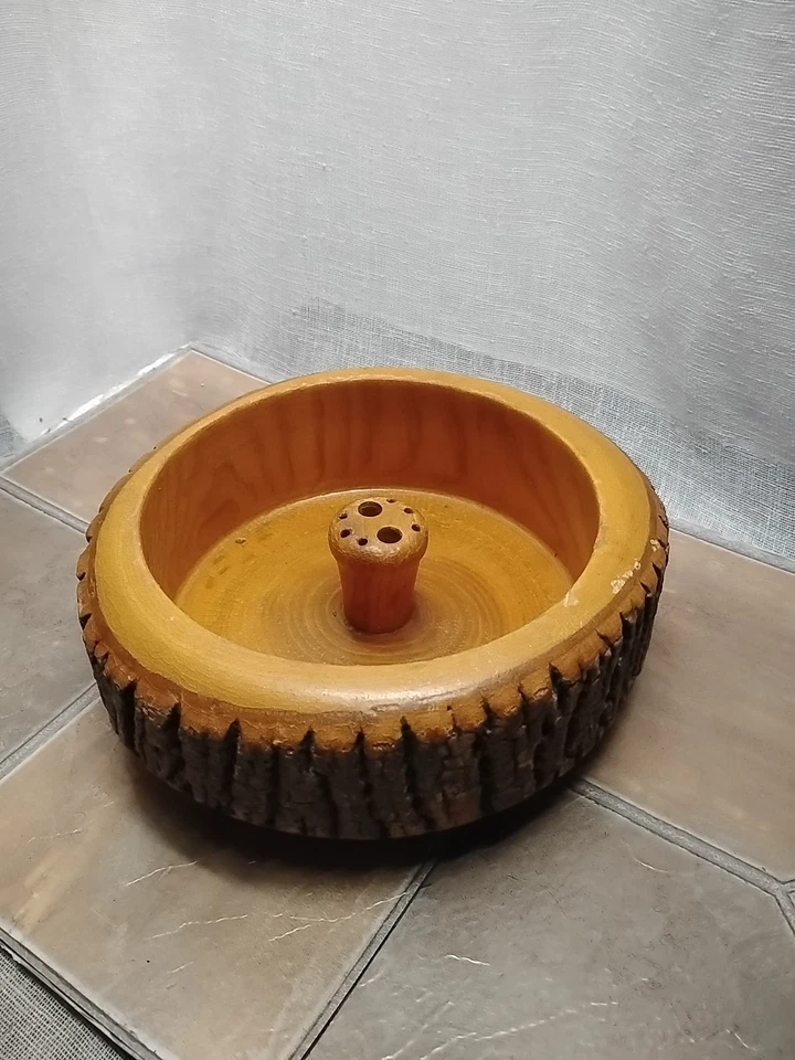 Tazón de tuerca de madera vintage con soportes incorporados Foto 2 de 3