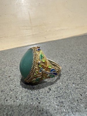 Chinesischer Ring mit grünem Jade Cabochon Stein - filigranes Dekor