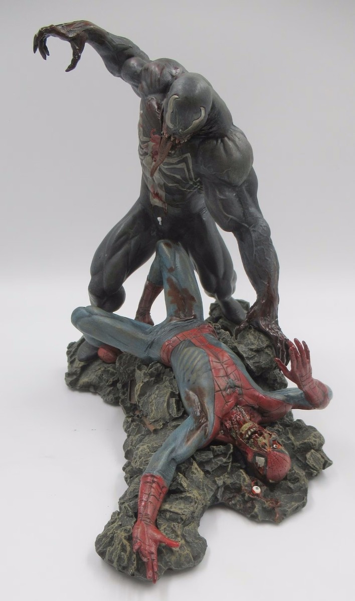 Diamond Select MARVEL Select ZOMBIES SPIDER-MAN vs VENOM