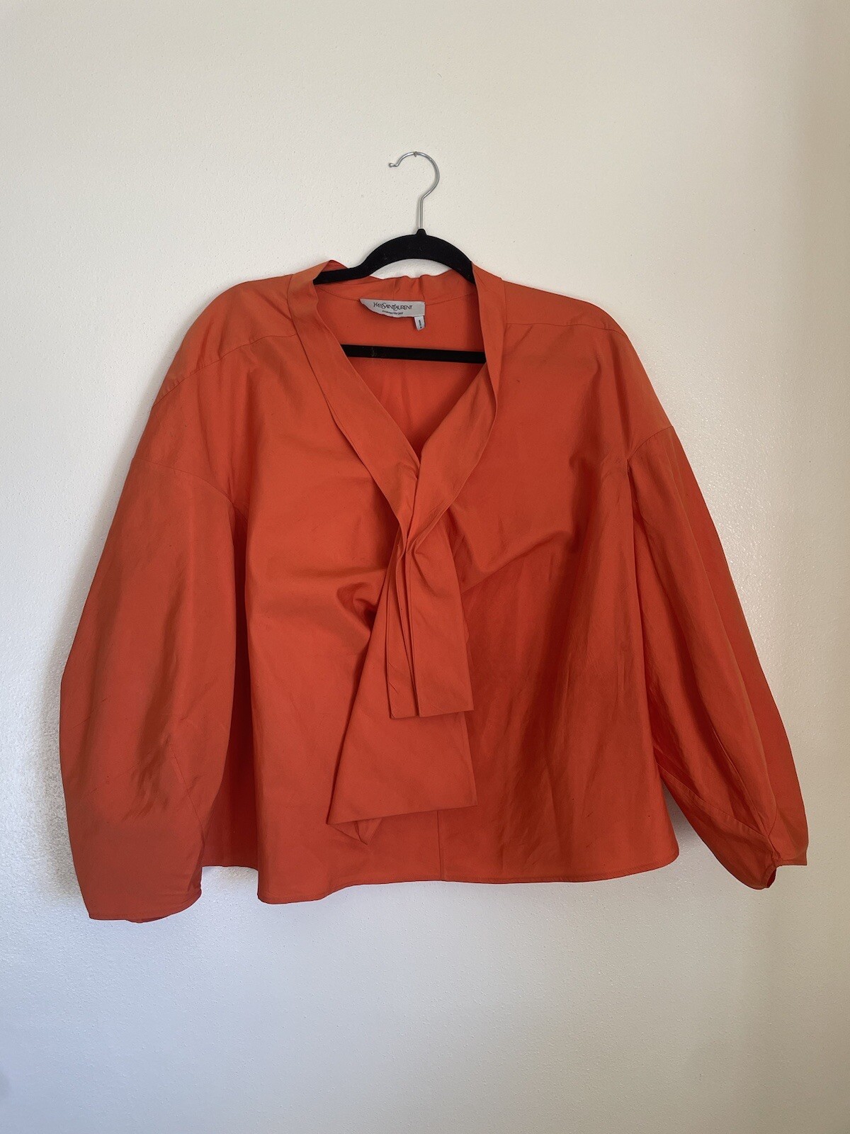 Camicia arancione collo a V fiocco Yves Saint Laurent manica a palloncino 2011