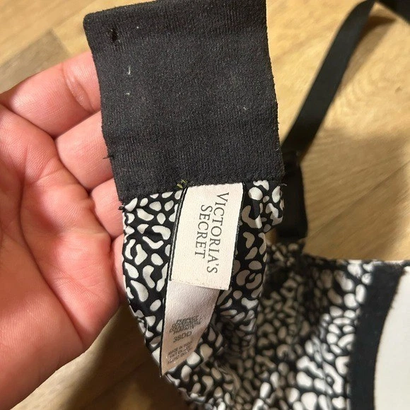 Victoria's Secret Black and White Patterned Bra size 38DD - Image 4 of 4