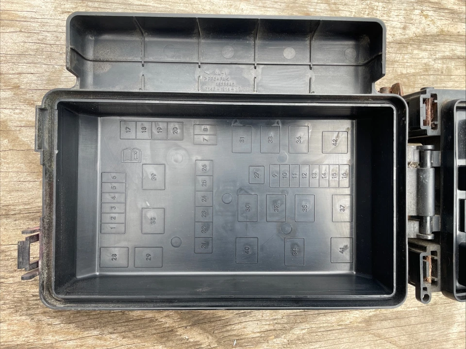 Chrysler 300 Dodge Magnum 2005 motor relé de fusibles caja de conexiones P04692027AB fabricante original Foto 3 de 4