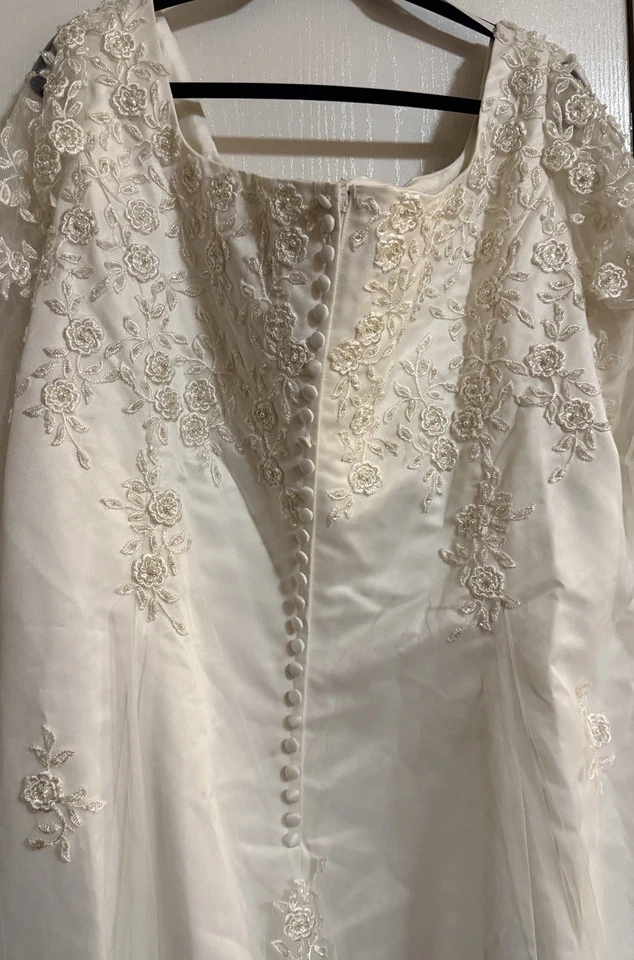 BRIDAL GOWN “ROMANTIC GOWNS DESIGN” Originally Pd $1470 *NEW W/tags* Plus Sz 22 - Image 4 of 4