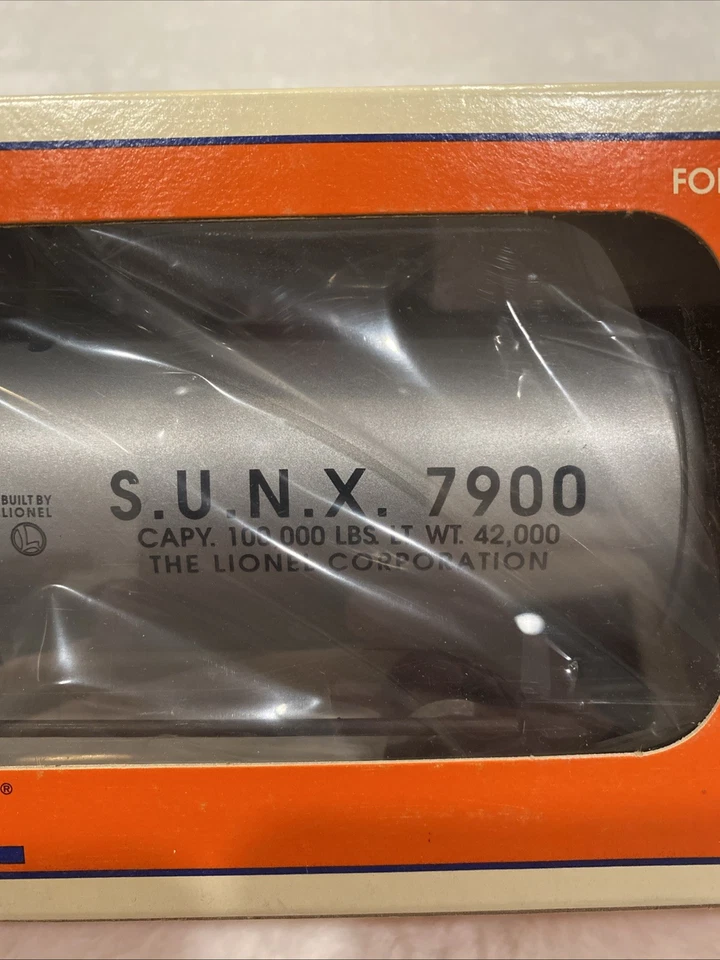 NIB 1996 LIONEL, 7900 SUNOCO UNIBODY TANK CAR 6-17910. Die Cast Spring Trucks. - Image 3 of 4