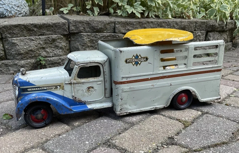 BUDDY L INTERNATIONAL TRUCK -1930’s SIT-N-RIDE Rare 30s ( 1 Wheel Is Damaged ) - Image 3 of 4