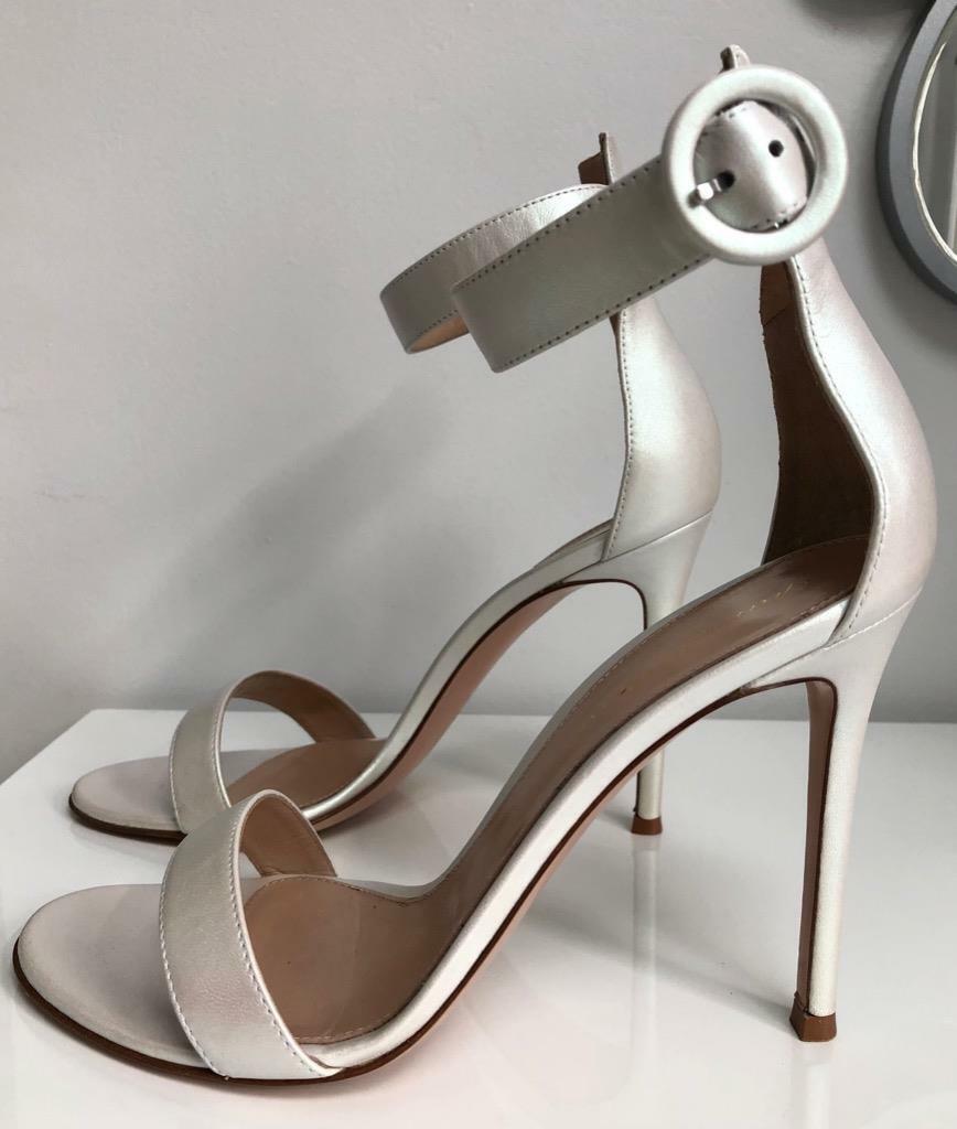 $845 GIANVITO ROSSI Pearl White PORTOFINO 39 Shoes Sandals